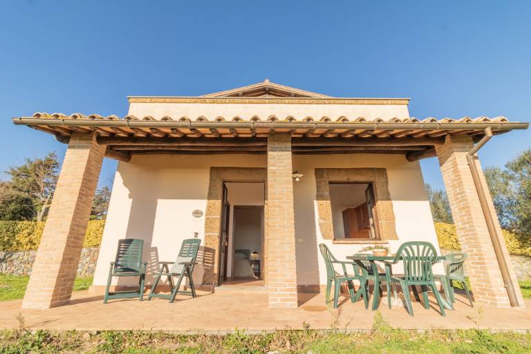 Il Poderaccio Agri-relais: Giardinetto: Appartamento vista lago con giardino e piscina condivisa — photo 2