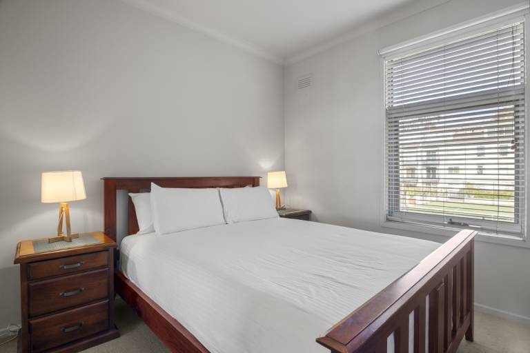 Central 2 Bed Pad with Tennis Court