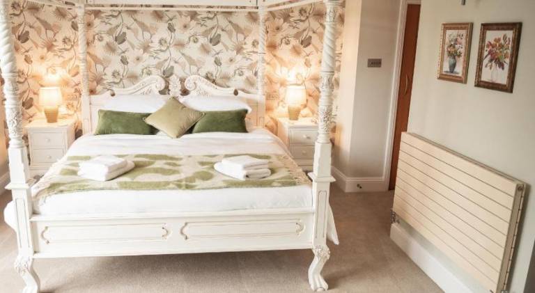 5 Bed Luxury Townhouse with Hot Tub, Rooftop Terrace, Perfect for Groups, Near Cruise Terminal in Southampton