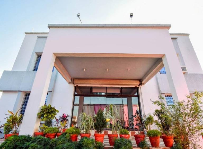 Temple View Palace Hotel and Garden in Rajnagar