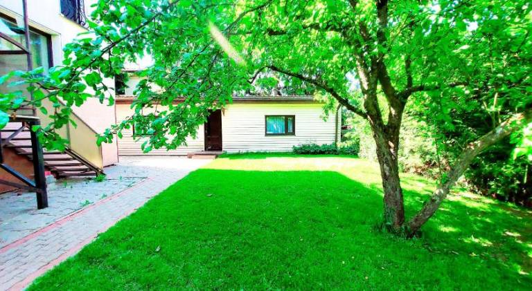 Holiday apartment with yard & patio — photo 5