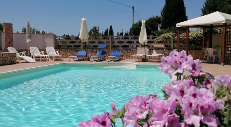 Apartment with terrace, garden & private pool in Alghero