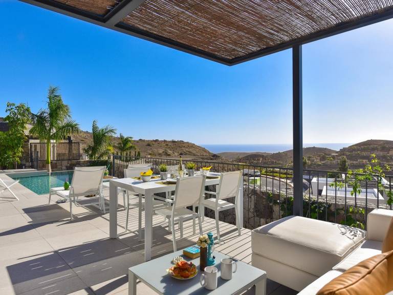Family-friendly house with private pool, patio & garden | Dogs allowed — photo 2