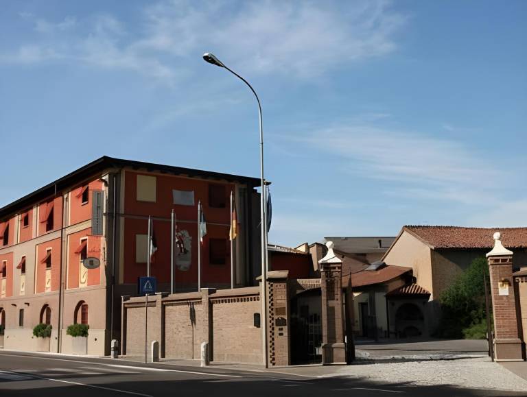 Serviced apartment with terrace, pool & barbecue in Cremona