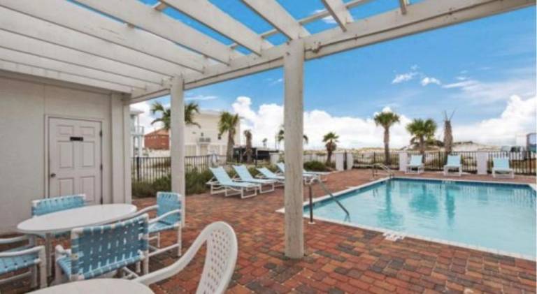 Vacation home with pool — photo 5