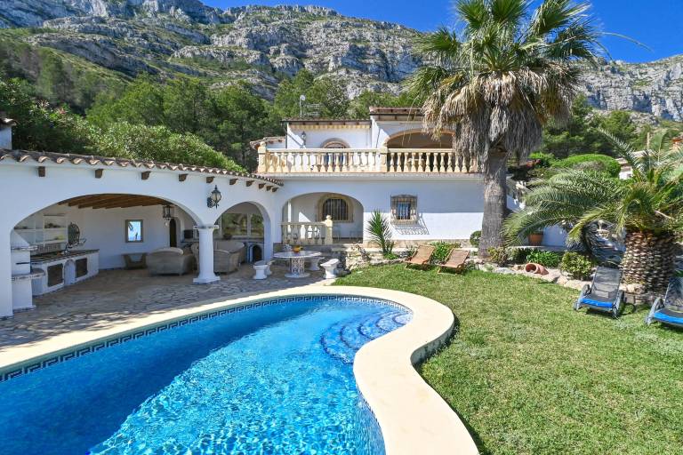 House with barbecue, pool & yard in Denia
