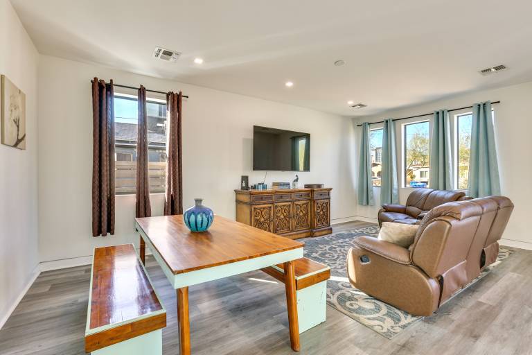 Shop Dine & Unwind Apt 2 Mi to Dtwn Phoenix