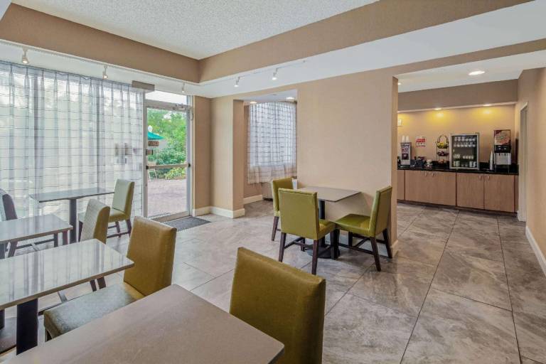 La Quinta Inn & Suites by Wyndham Naples Downtown — photo 5