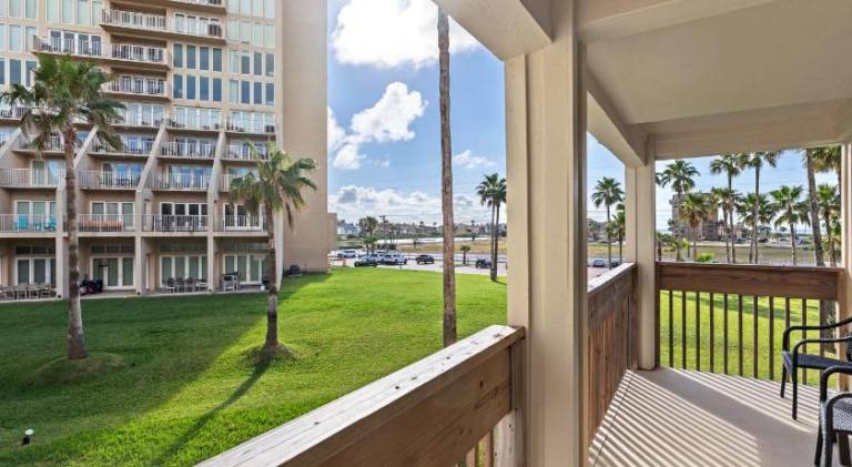 Beachfront Resort 2BR Condo 3 Pools, Heated Pool, Kids Pool & Jacuzzi — photo 4