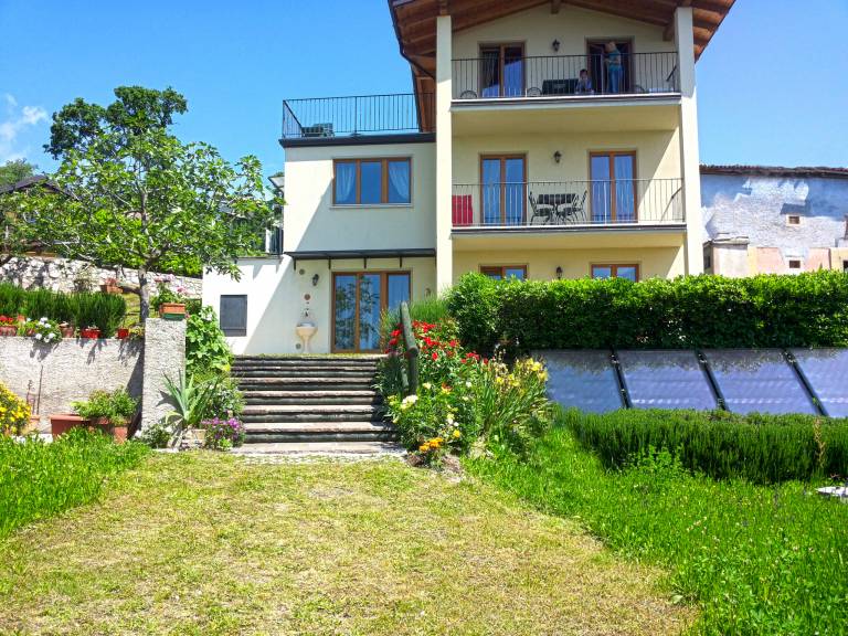 Rental apartment with patio & garden in Limone sul Garda