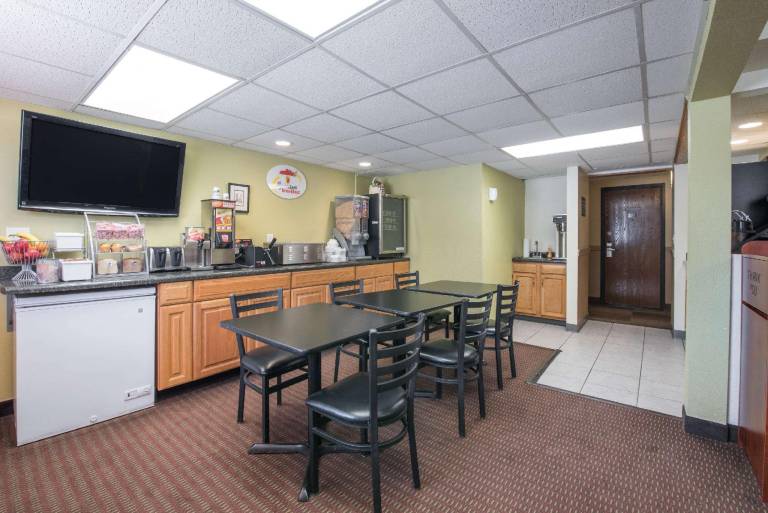 Super 8 By Wyndham Bismarck — photo 4