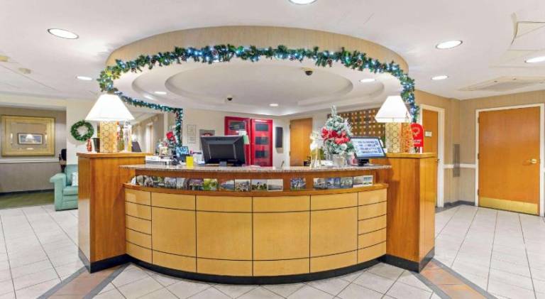 La Quinta Inn & Suites by Wyndham Boston Somerville — photo 2