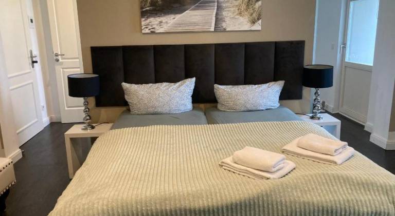 Apartment with patio & yard | Pets allowed — photo 2