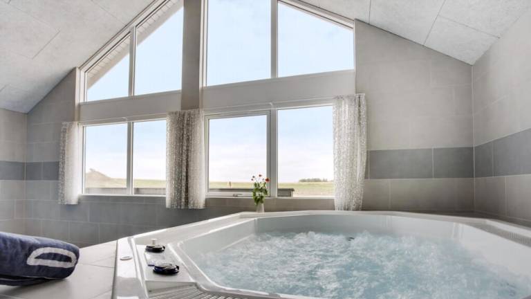 Vacation home with private pool, jacuzzi & yard — photo 4
