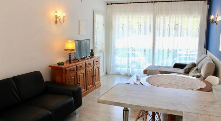 Holiday apartment with patio, pool & barbeque | Beach nearby | Pets allowed — photo 2