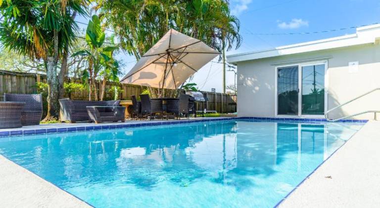 House with pool in Melrose