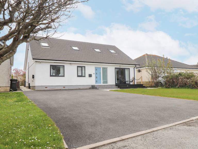 Family-friendly cottage with jacuzzi, garden & barbeque | Beach view | Pets are welcome in Holyhead