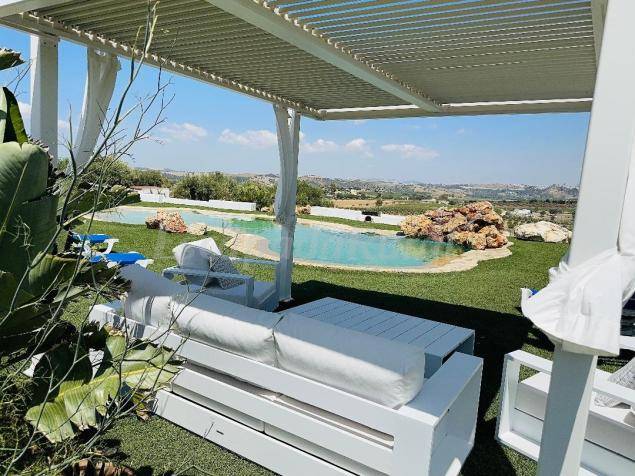 Cottage with pool, patio & grill | Garden view — photo 2