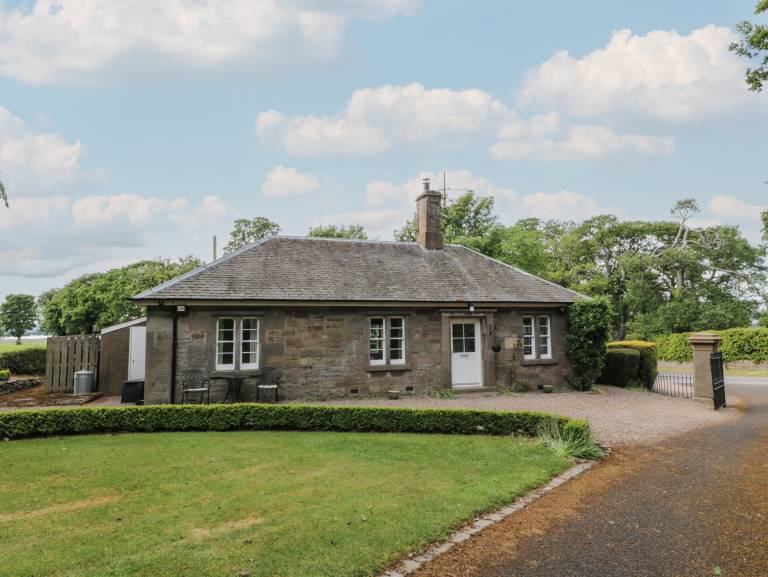 Cottage with yard in Perth