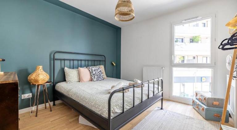 Modern Spacious flat with Terrace, Parking near Metro in Bagnolet