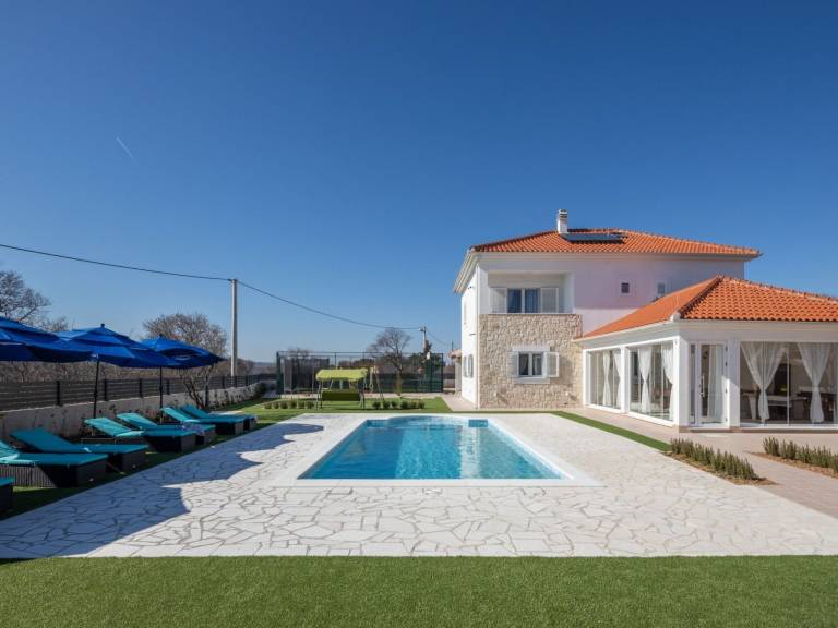 Fully equipped lovely house with BBQ, garden & terrace | Pets are welcome — photo 2