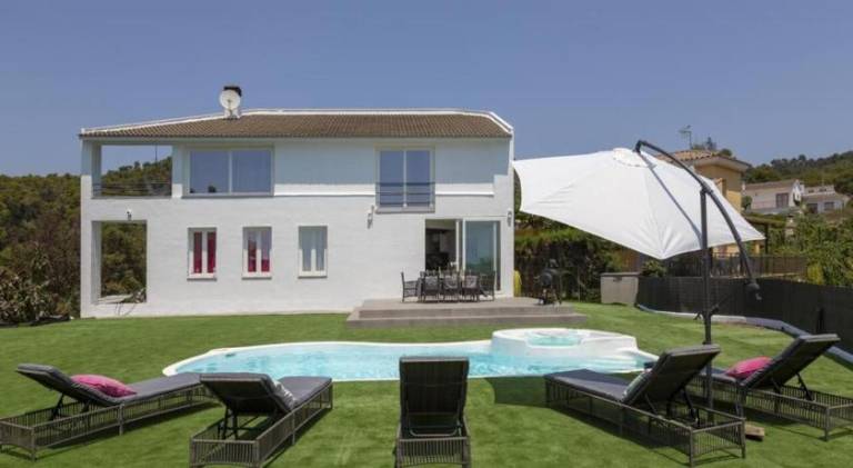 Lovely villa with pool & hot tub | Dogs allowed in Santa Susanna
