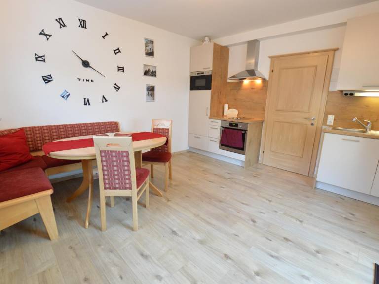 Holiday apartment with BBQ & yard — photo 3