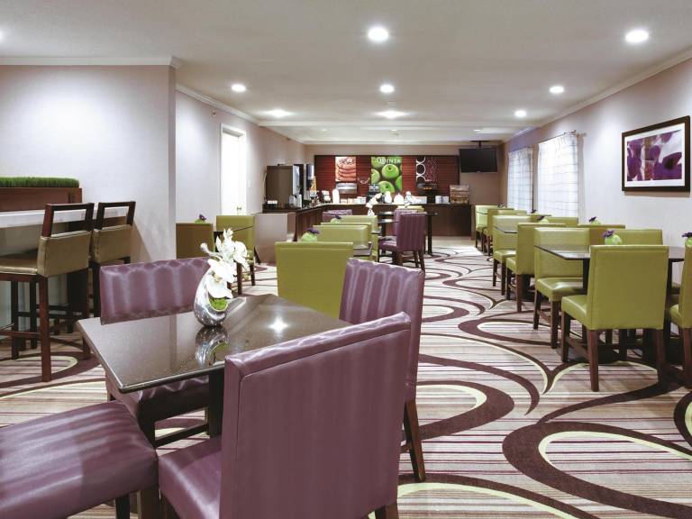La Quinta Inn & Suites by Wyndham Harrisburg Airport Hershey — photo 2