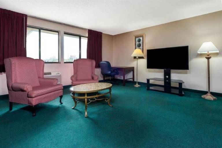 Quality Inn & Suites in Earth City, MO