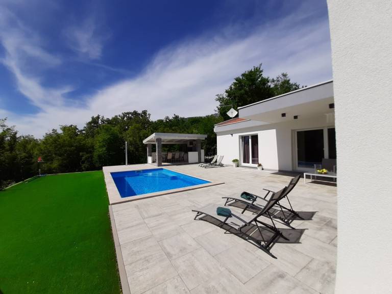 Villa with garden, BBQ & patio — photo 3