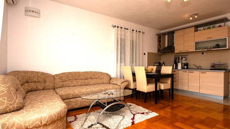 Rental apartment with patio & yard — photo 3