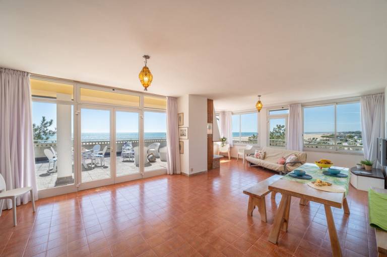 Stunning retreat with scenic terrace — photo 2