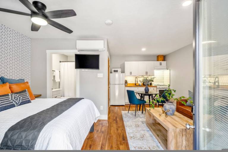 Stylish Studio Near Downtown & Attractions