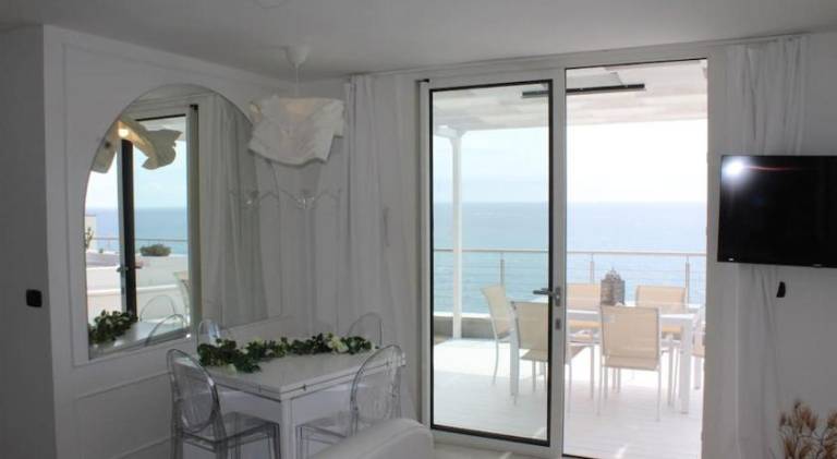 Villa with hot tub & pool | Pets allowed — photo 2