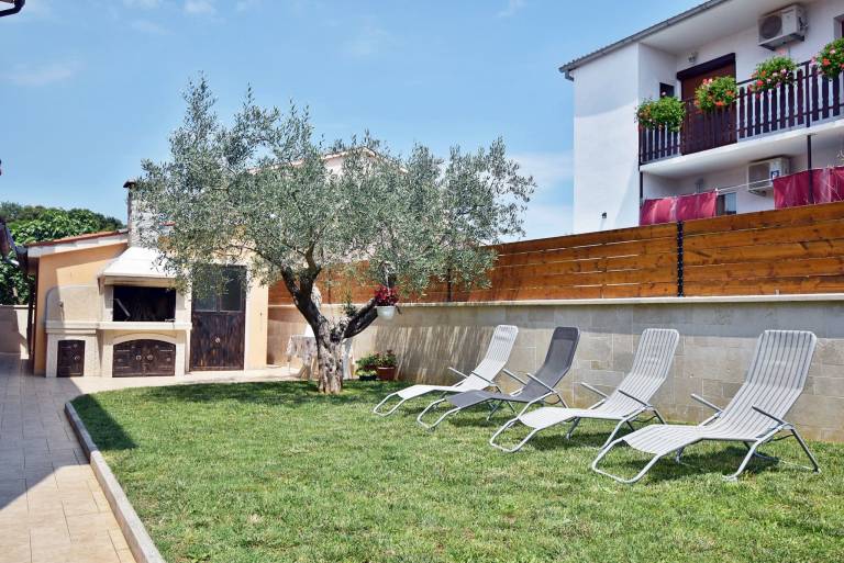 Holiday apartment with patio, BBQ & yard — photo 2