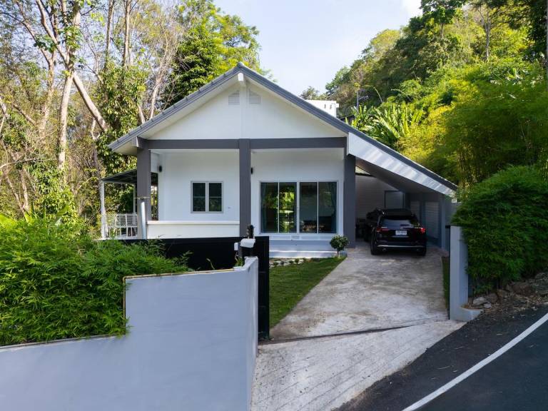 House with garden, terrace & barbeque in Karon