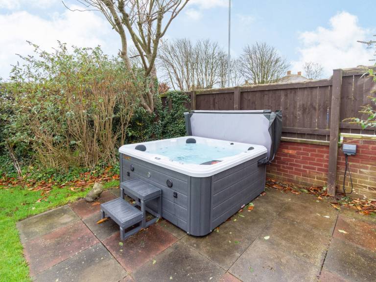 Family-friendly cottage with barbeque, garden & hot tub | River view | Pets are welcome — photo 4
