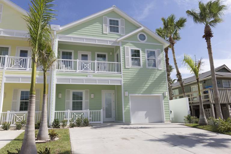 House with private pool & yard — photo 3