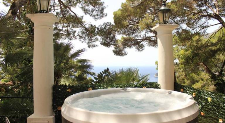 Villa with terrace, garden & hot tub | Pets allowed — photo 5