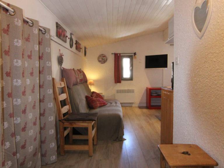 Cozy Studio for 4 with Ski-In/Ski-Out Access, in Heart of L'Alpe d'Huez — photo 3