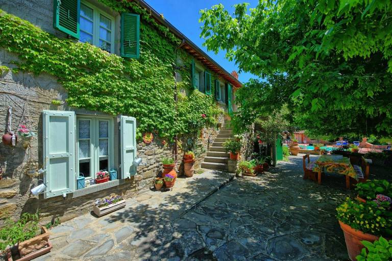 Child-friendly nice villa with private pool, yard & patio | Pets are welcome — photo 4
