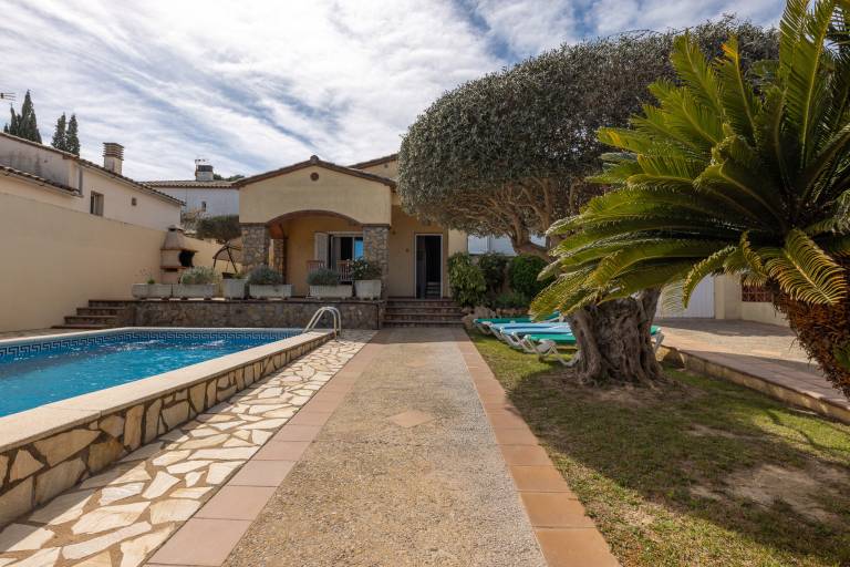 Vacation home with patio, private pool & garden — photo 2