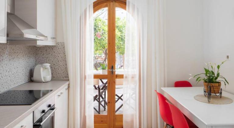 Fully equipped villa with patio, yard & BBQ | Beach nearby | Suitable for remote work | Pet-friendly — photo 5