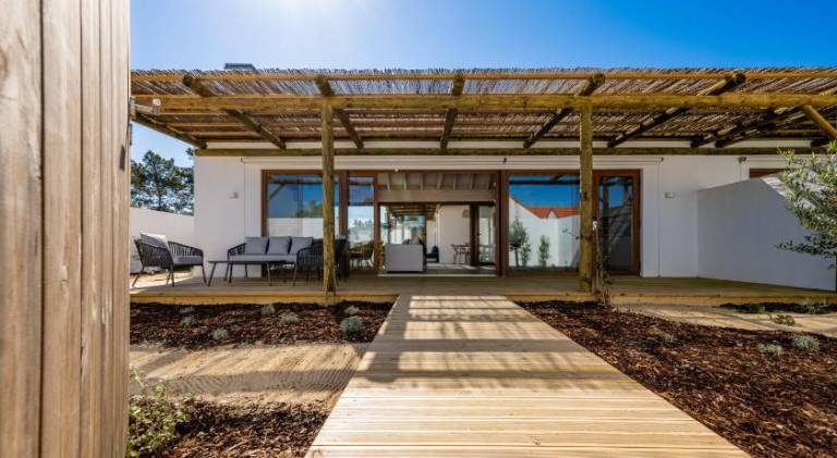 Villa with private pool, yard & terrace in Setubal