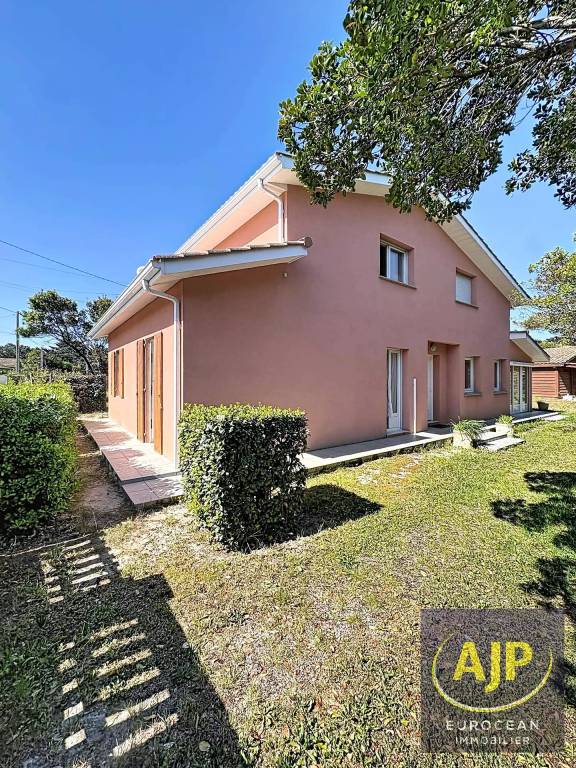 House with yard & BBQ in Lacanau