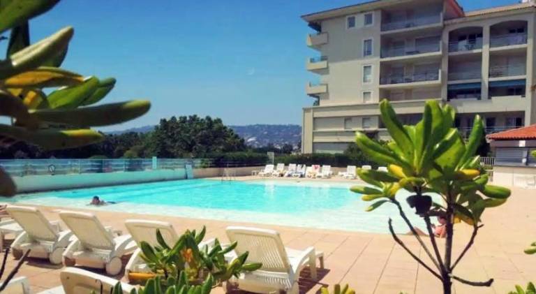 Rental apartment with yard & private pool in Valbonne