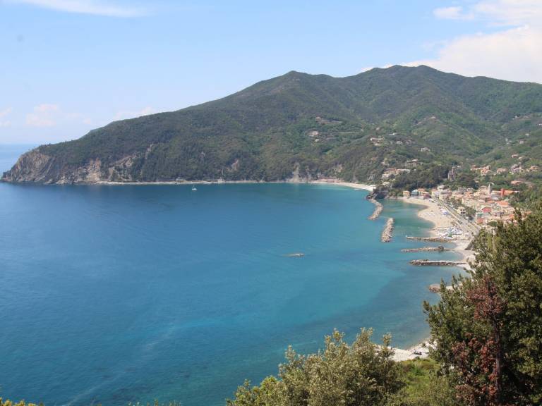 Holiday apartment with patio & garden | Sea view — photo 5