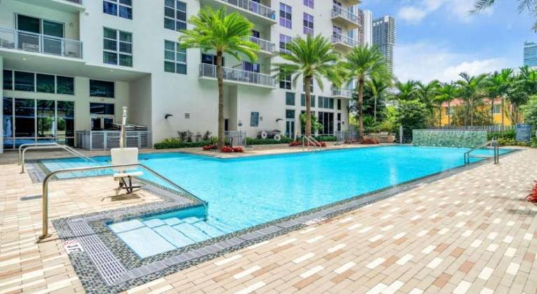 Apartment with pool & hot tub — photo 4