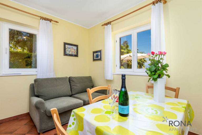 Apartment with terrace in Lovran
