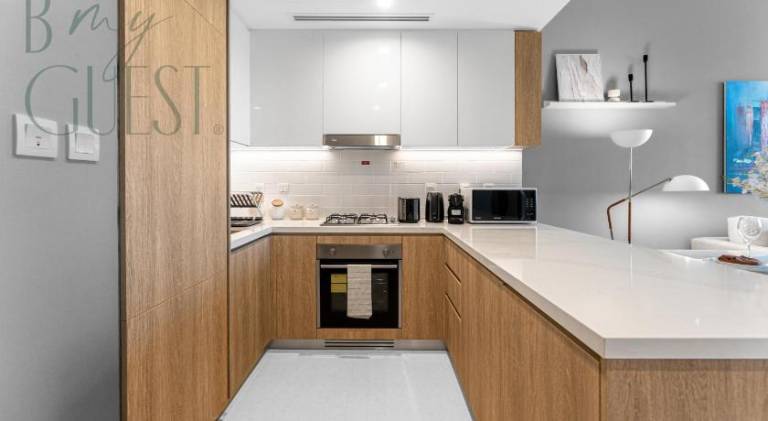 Elegant Modern 1BR with Stunning Marina Views — photo 5
